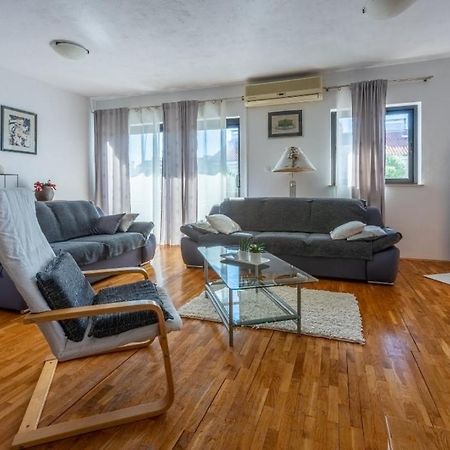 Apartmani Deleut 노비비노돌스키 외부 사진