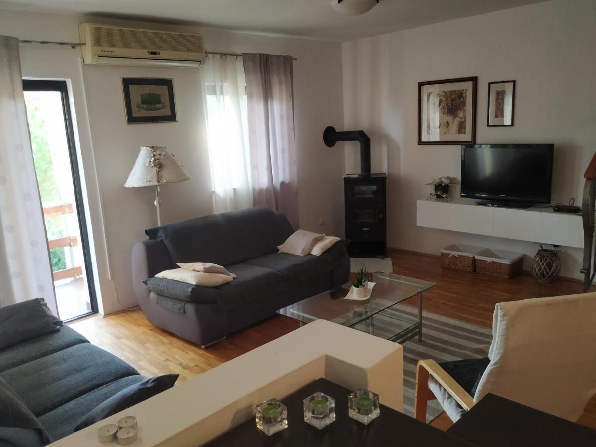 Apartmani Deleut 노비비노돌스키 외부 사진