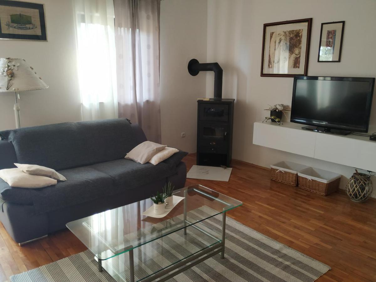 Apartmani Deleut 노비비노돌스키 외부 사진