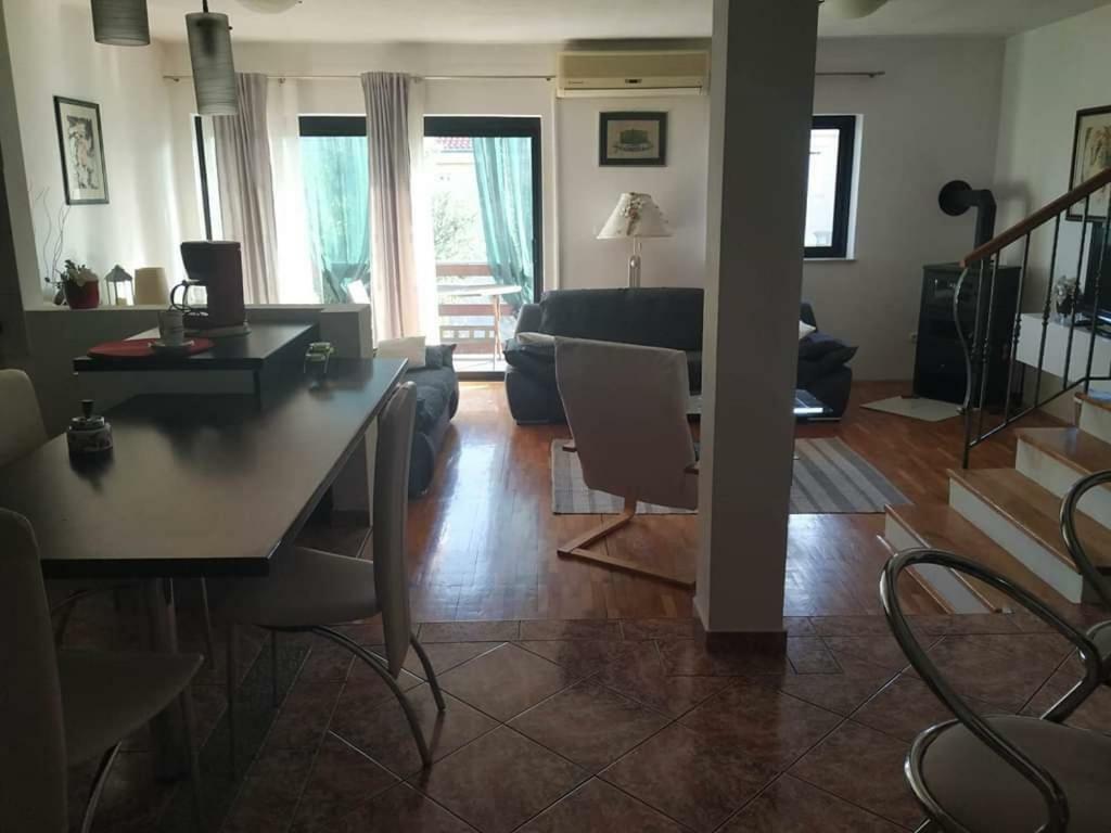 Apartmani Deleut 노비비노돌스키 외부 사진