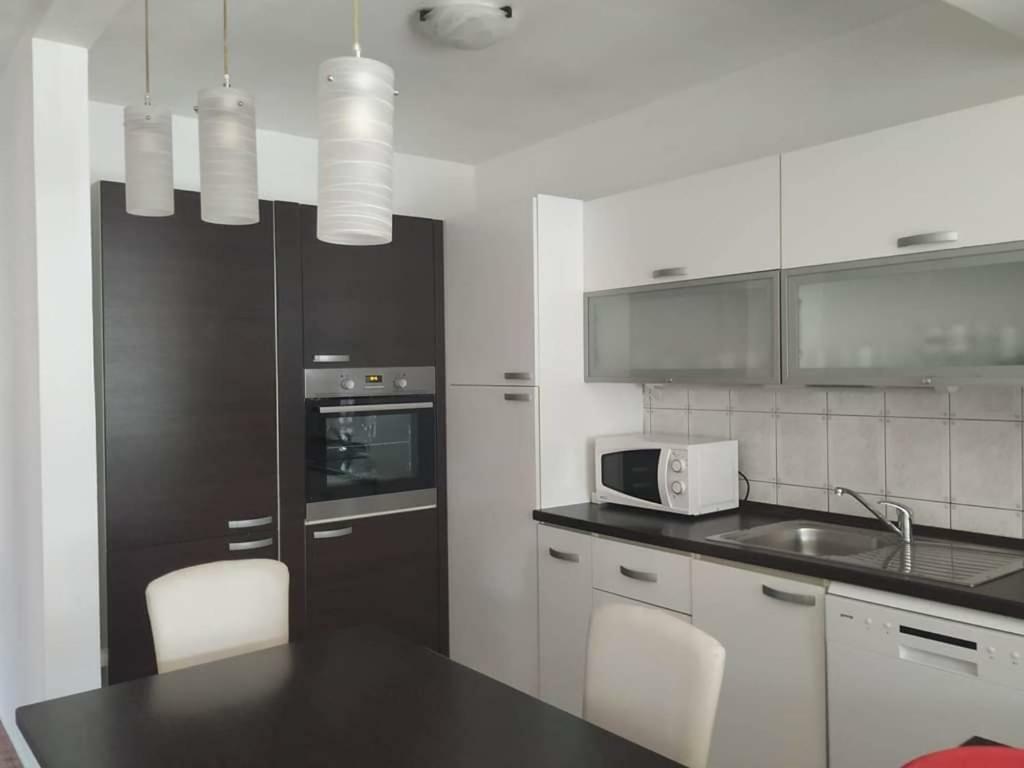 Apartmani Deleut 노비비노돌스키 외부 사진